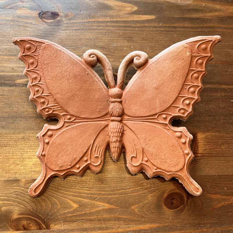 Hübscher italienischer Terrakotta Schmetterling Hübscher italienischer Terrakotta Schmetterling