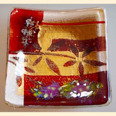 Kleine rote handgearbeitete flache Glasschale aus Griechenland Draufsicht Kleine rote handgearbeitete flache Glasschale aus Griechenland Draufsicht