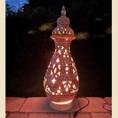 Große handgearbeitete spanische Terrakotta Lampe, beleuchtet