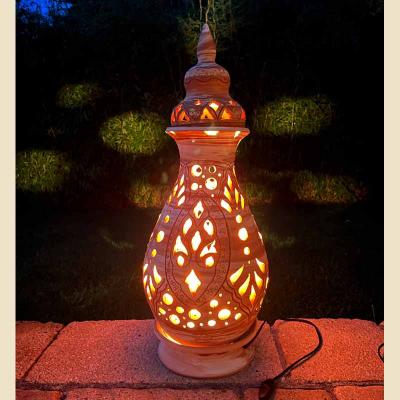 Handgearbeitete spanische Terrakotta Lampe, beleuchtet